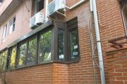 Cerramiento con techo autoportante con canalón y ventanas de PVC